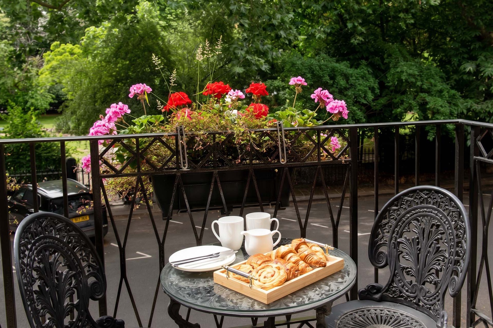 Start your day with breakfast on the balcony.