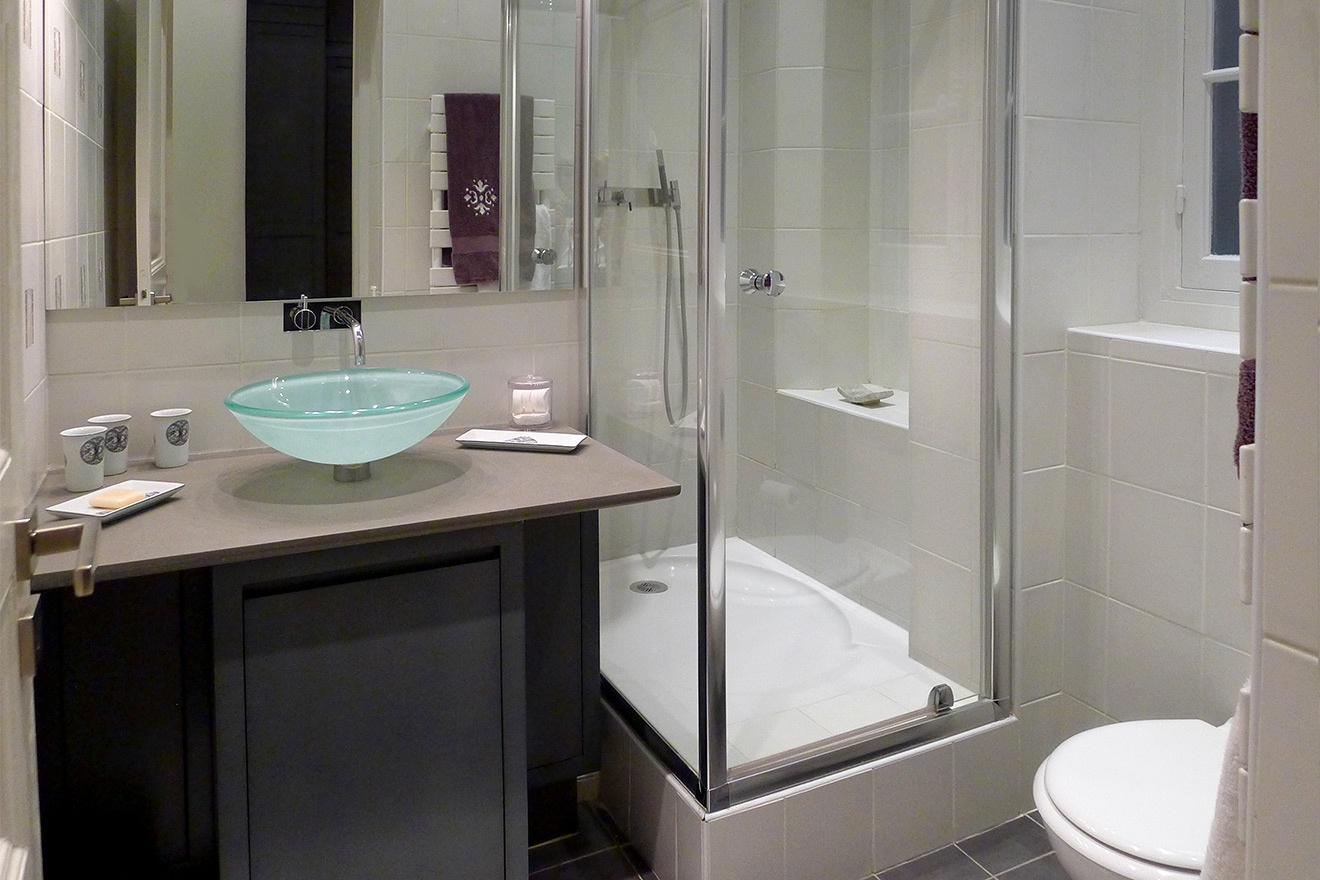 En suite bathroom 3 features a shower, toilet and sink.