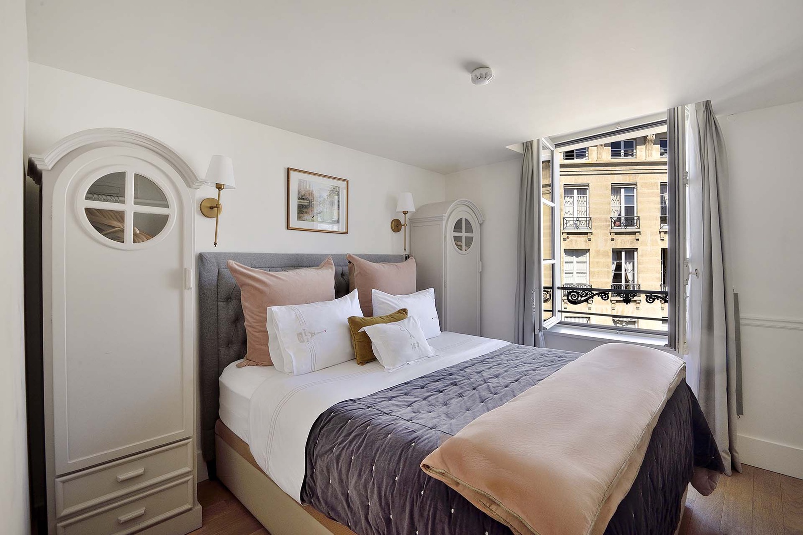 The bedroom comes with a comfortable bed and en suite bathroom.
