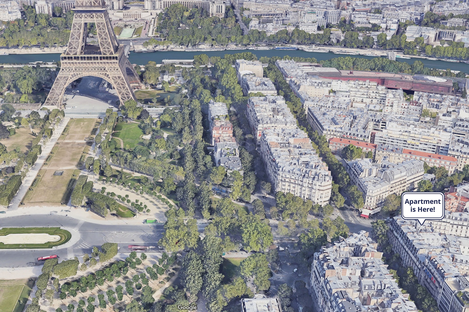 The location near the Champ de Mars is exceptional.