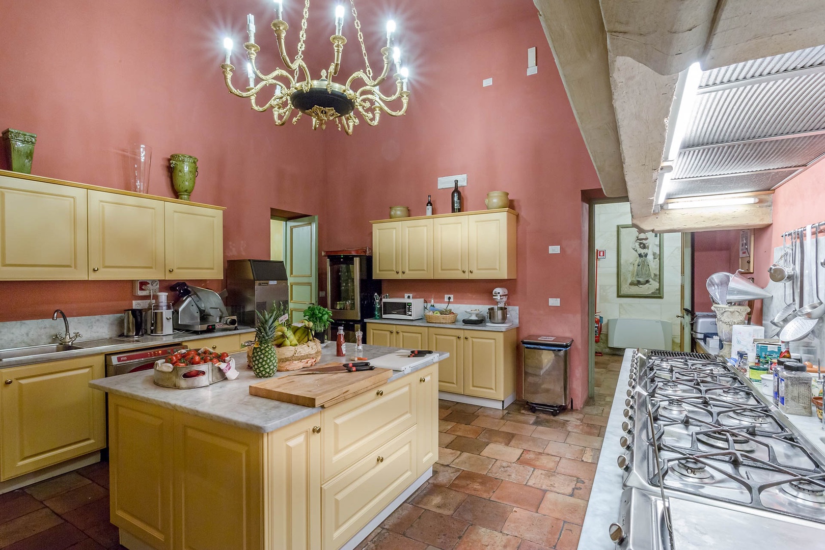 Fully equipped kitchen with island