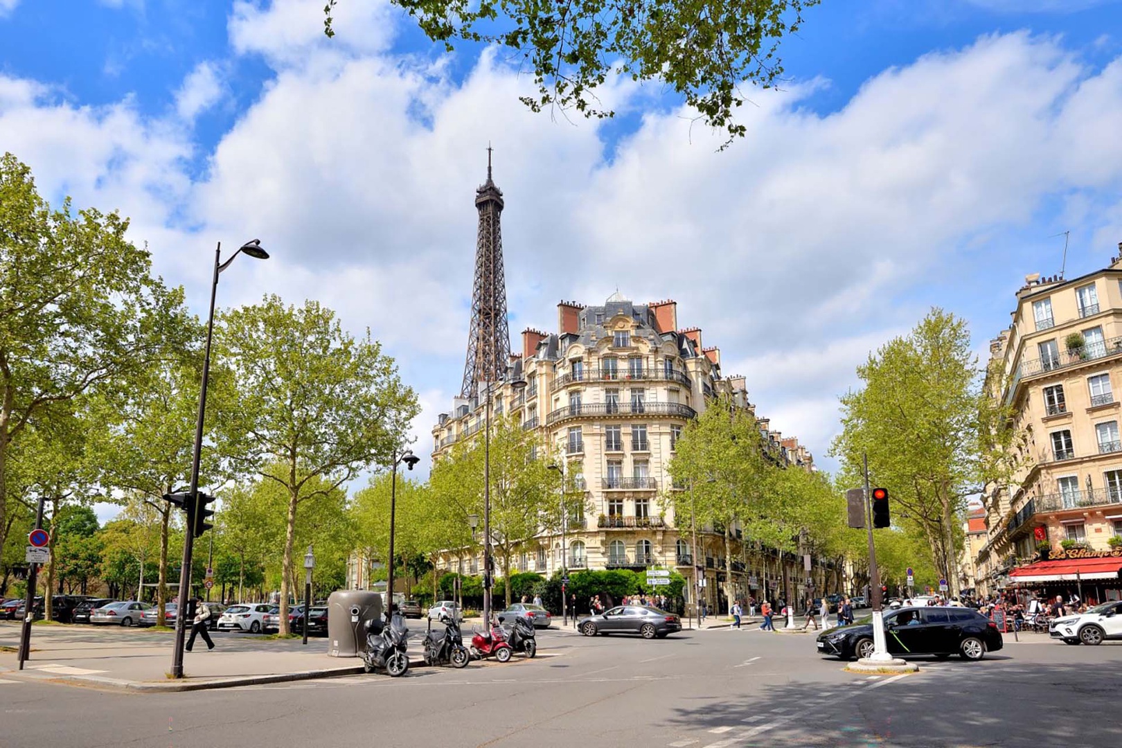 Champ de Mars gardens and the Eiffel Tower – just around the corner!