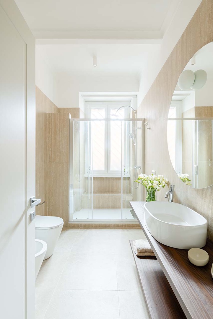 Beautiful light and clean lines in bathroom 1.