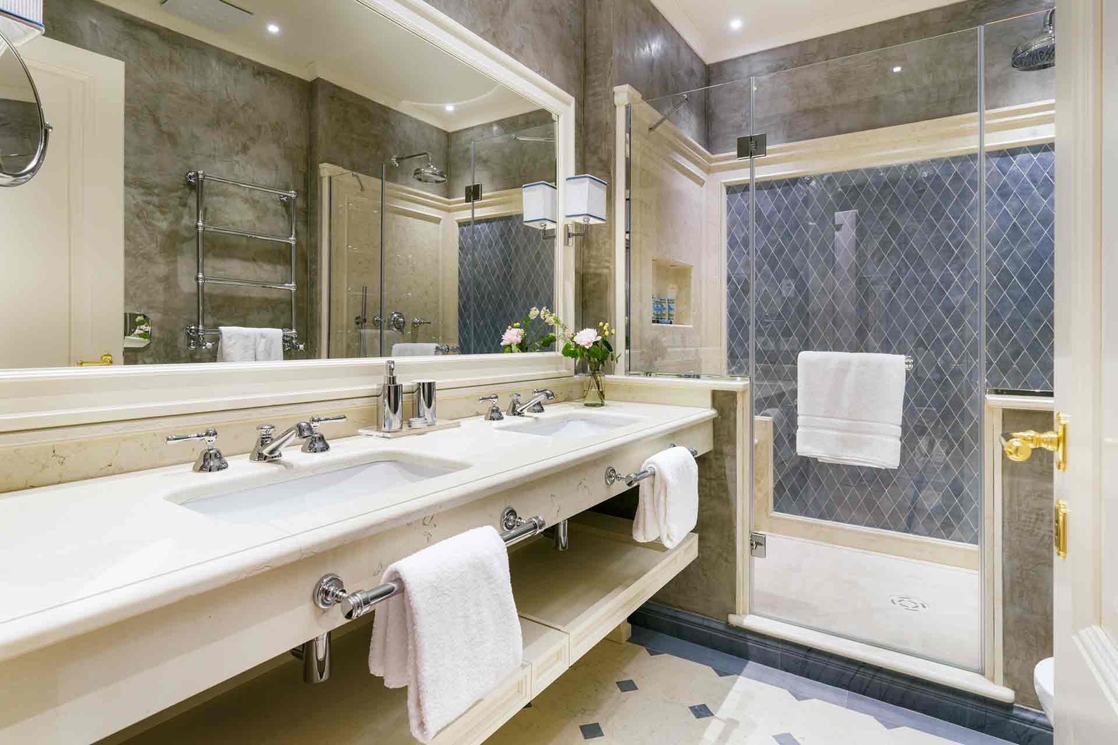 En suite bathroom 2.