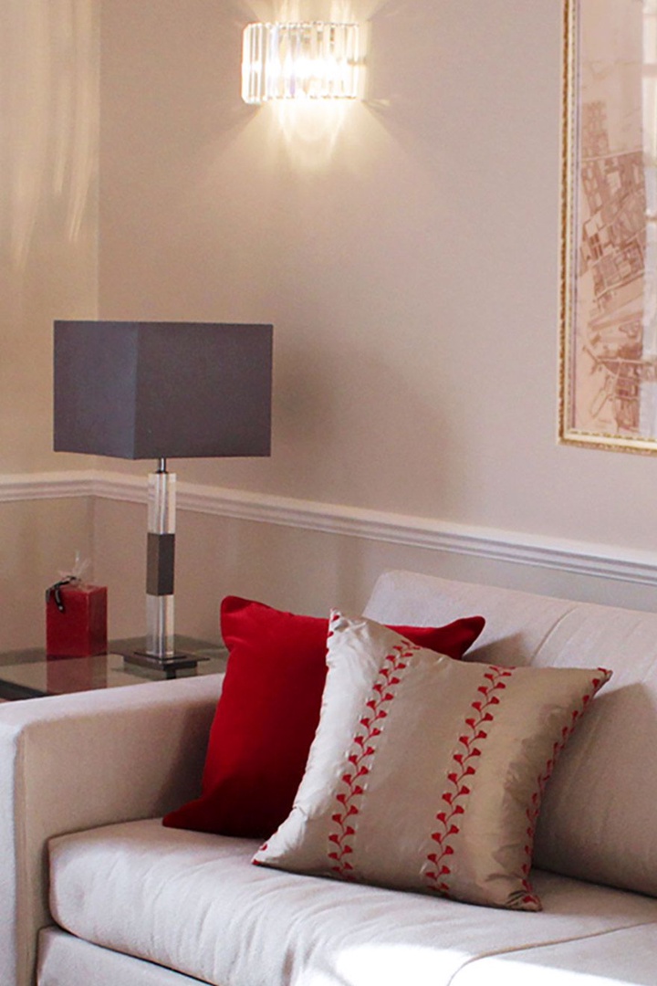 Beautiful London living room with red accents