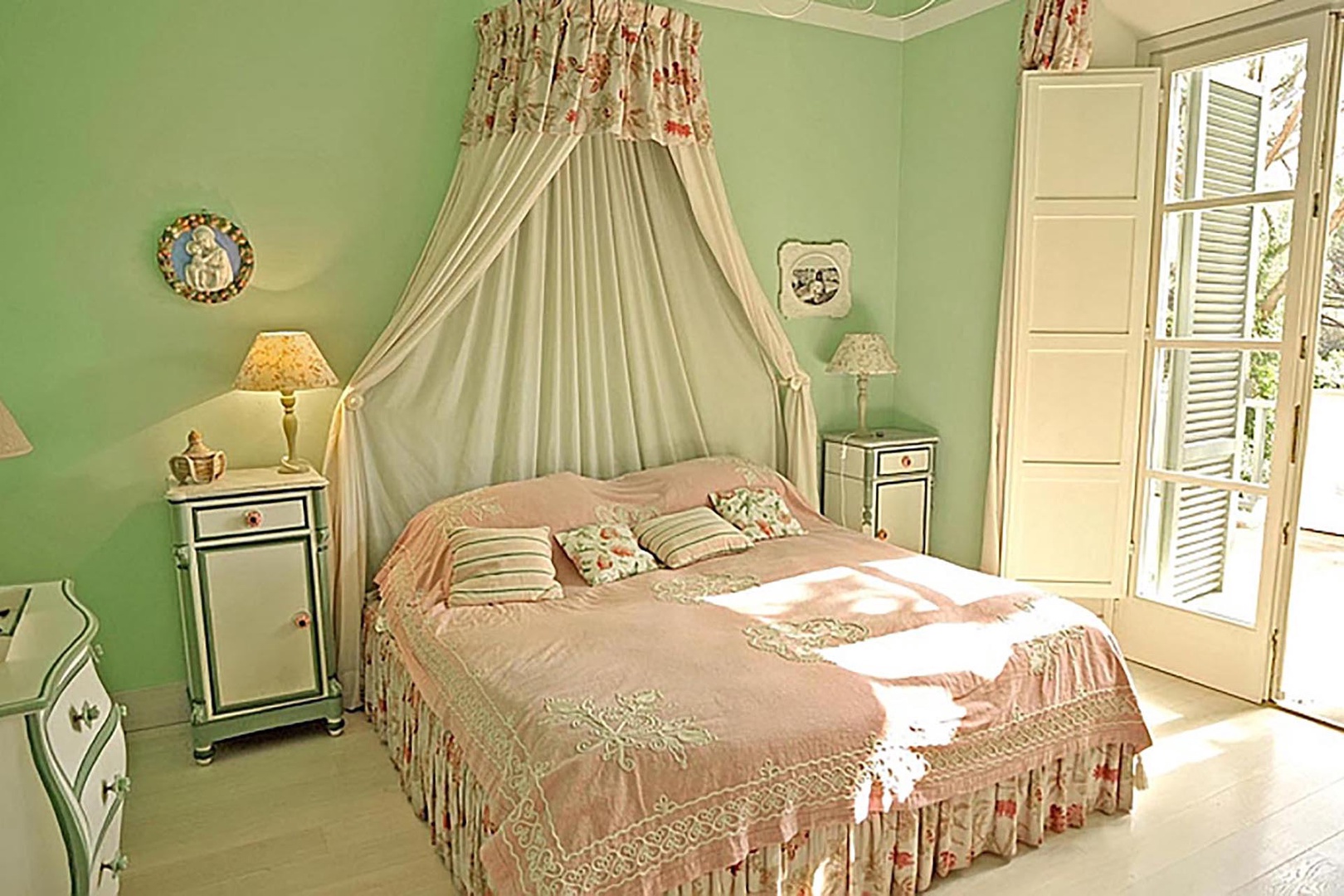 Six lovely bedrooms can accommodate 12 guests.