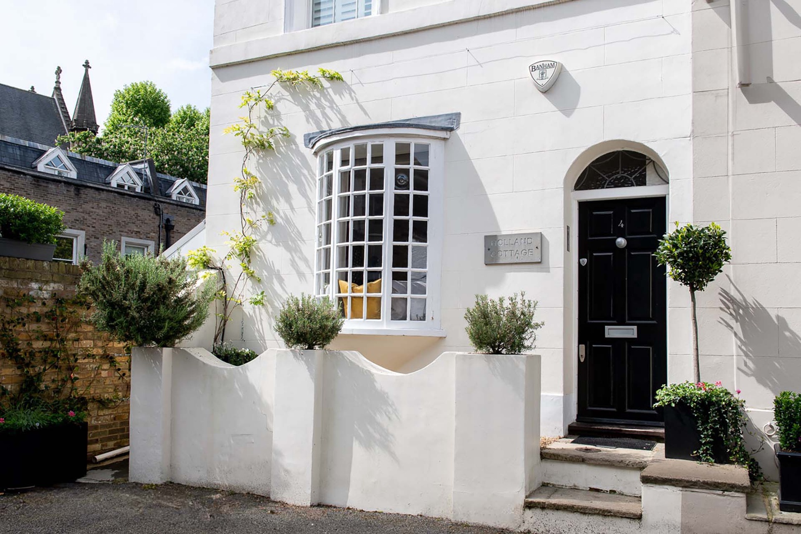 Picture-perfect entrance on a quiet mews street in Kensington.