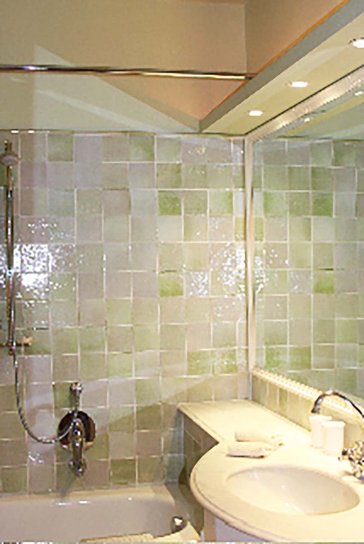 En suite bathroom 1 with combination bathtub and shower.