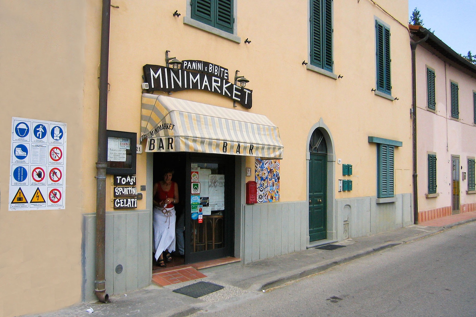 The little cafe in Romita has a few grocery items.
