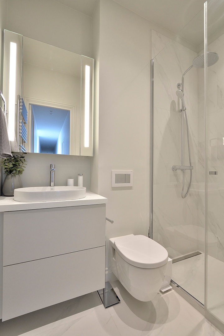 Full bathroom with shower, toilet and sink.