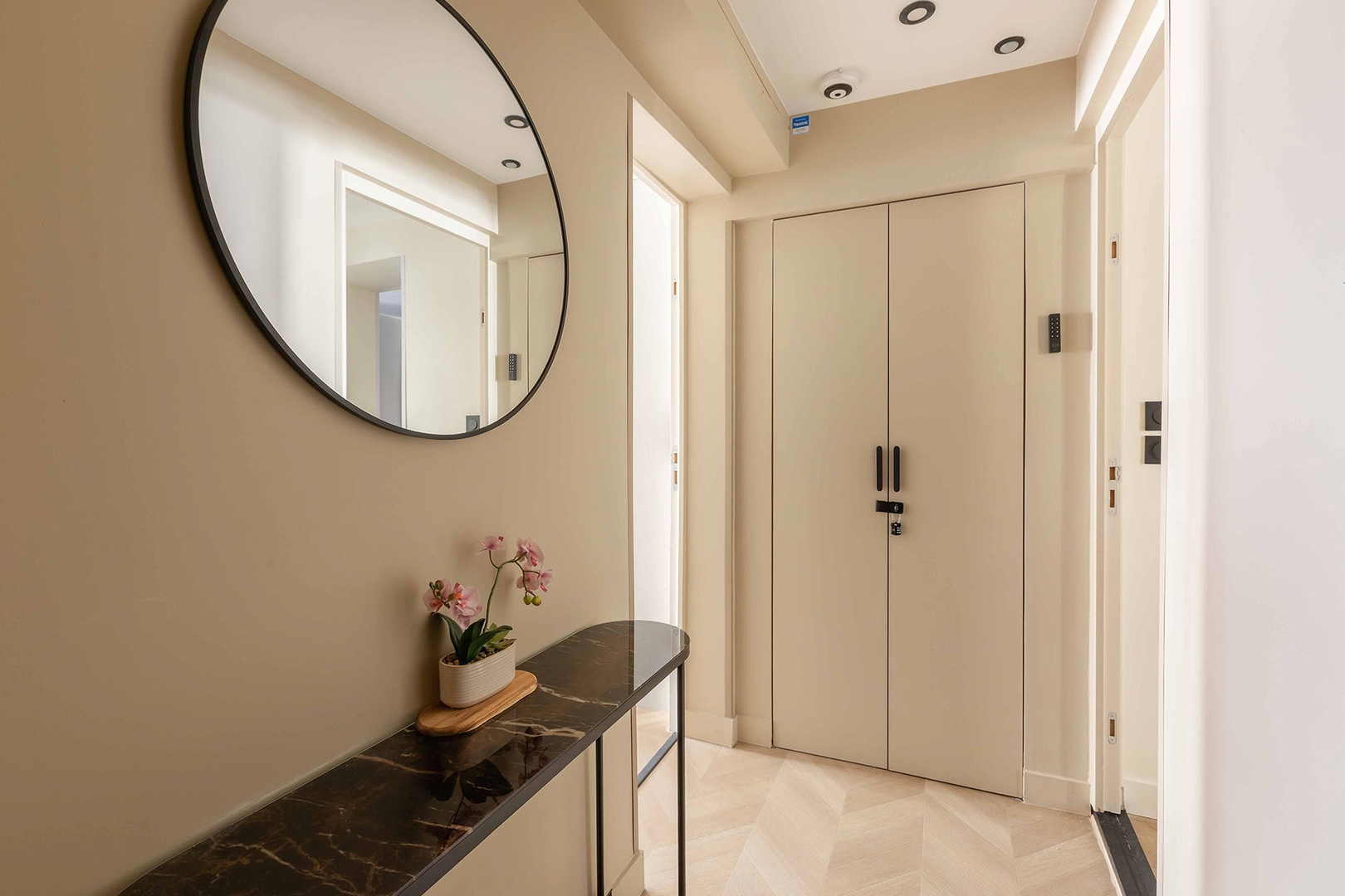 Petite Bandol shares a common entrance with neighborhood Bandol apartment.