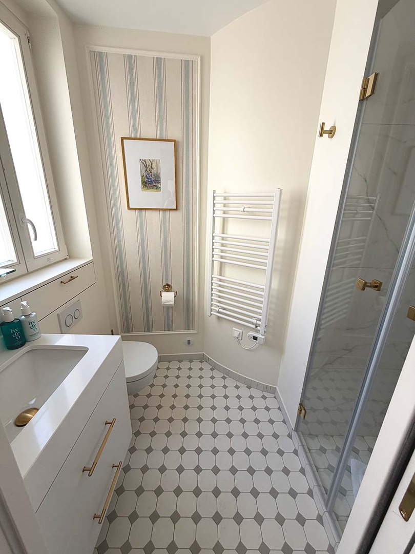 En suite bathroom 1 with shower, toilet and sink.