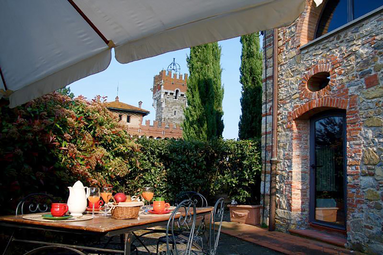 From the Limonaia terrace you can see the little castle.