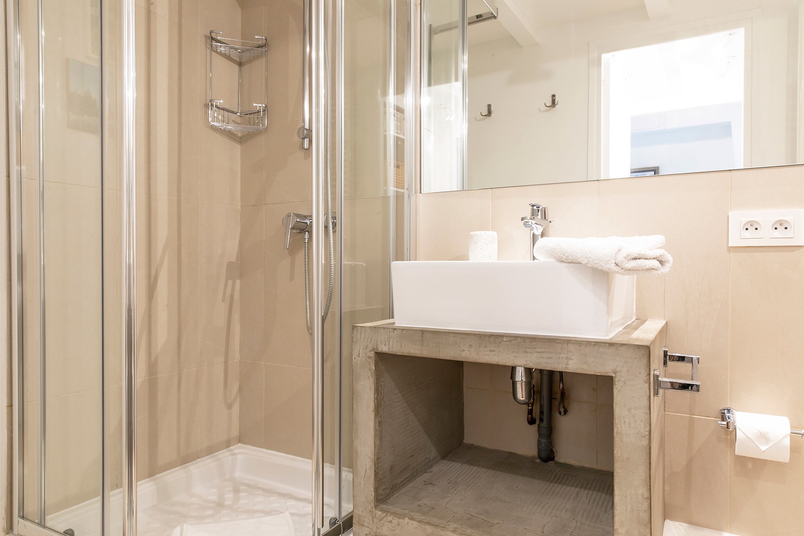 Full en suite bathroom with glass-eclosed shower.