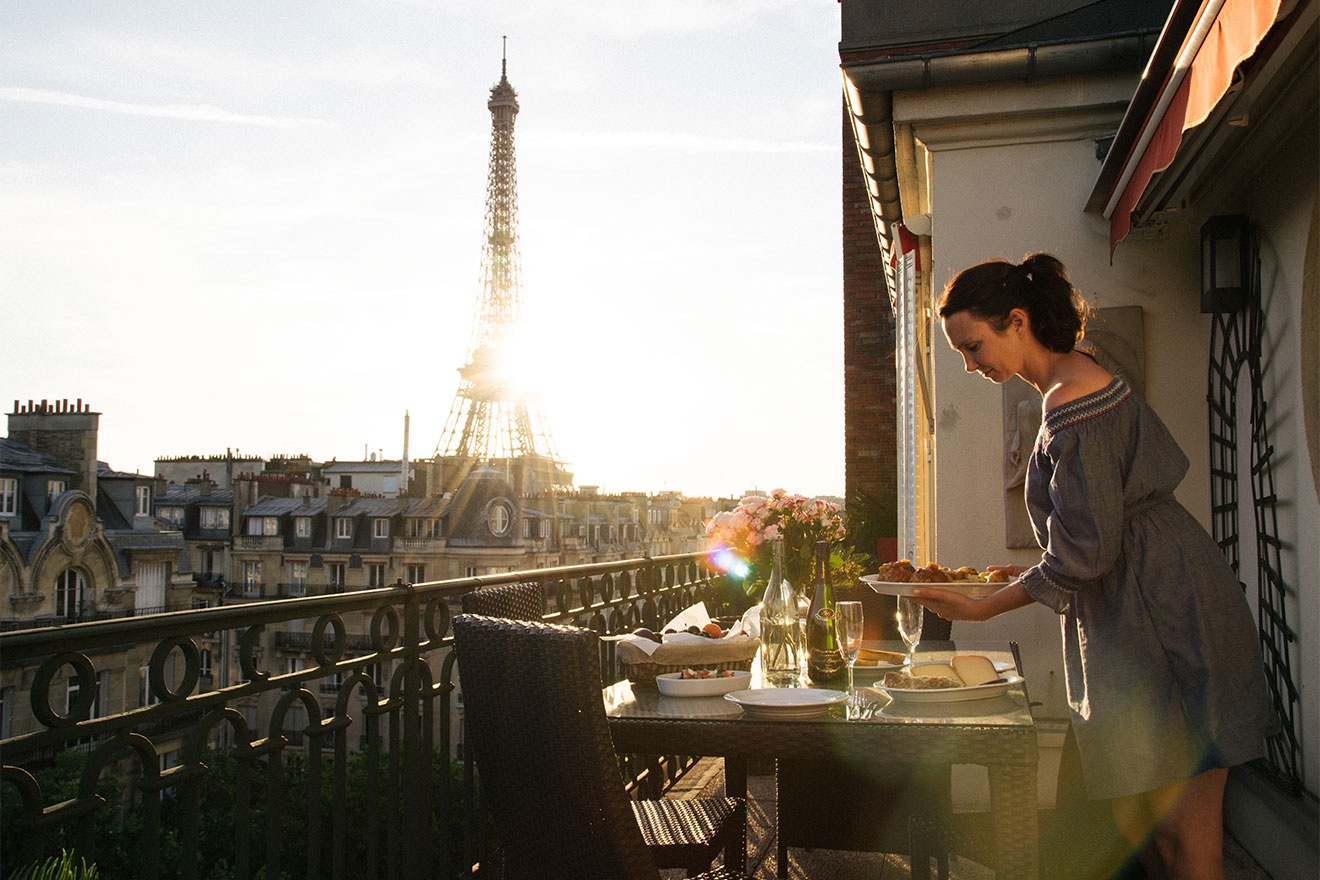 Prepare a romantic meal at home and enjoy this unbeatable view!