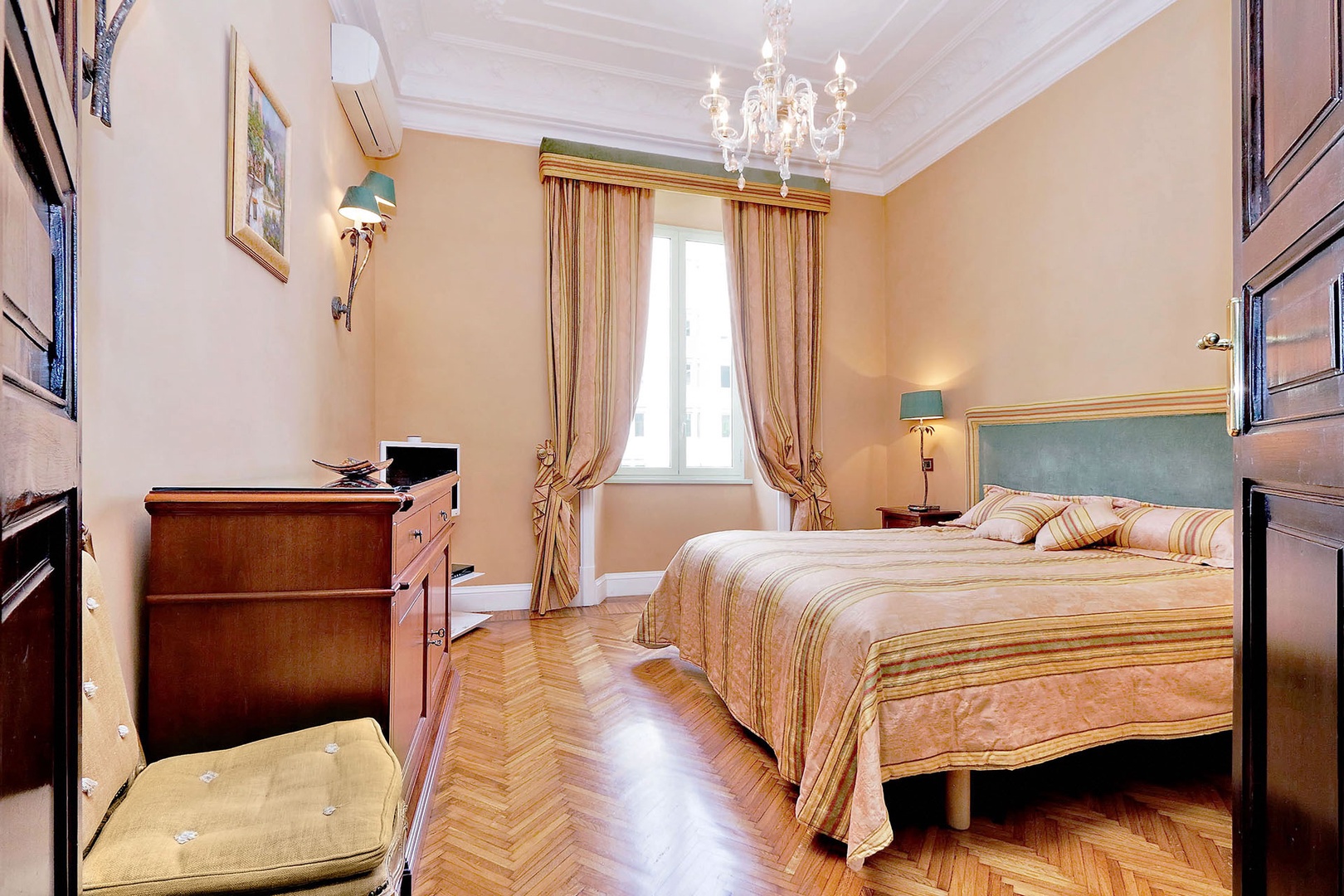 Gracious bedroom 2.
