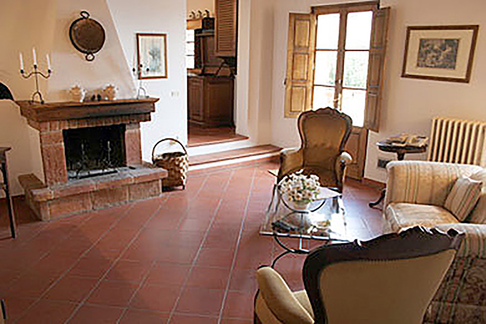 Loggetta's spacious living room and working fireplace.