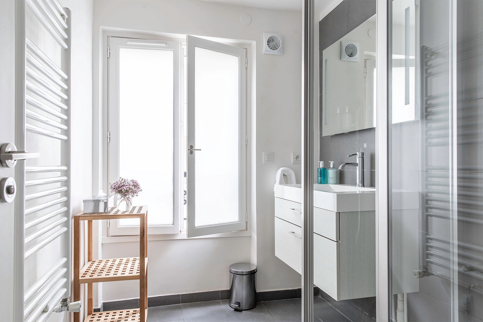 Spacious and bright bathroom next to the bedrooms.