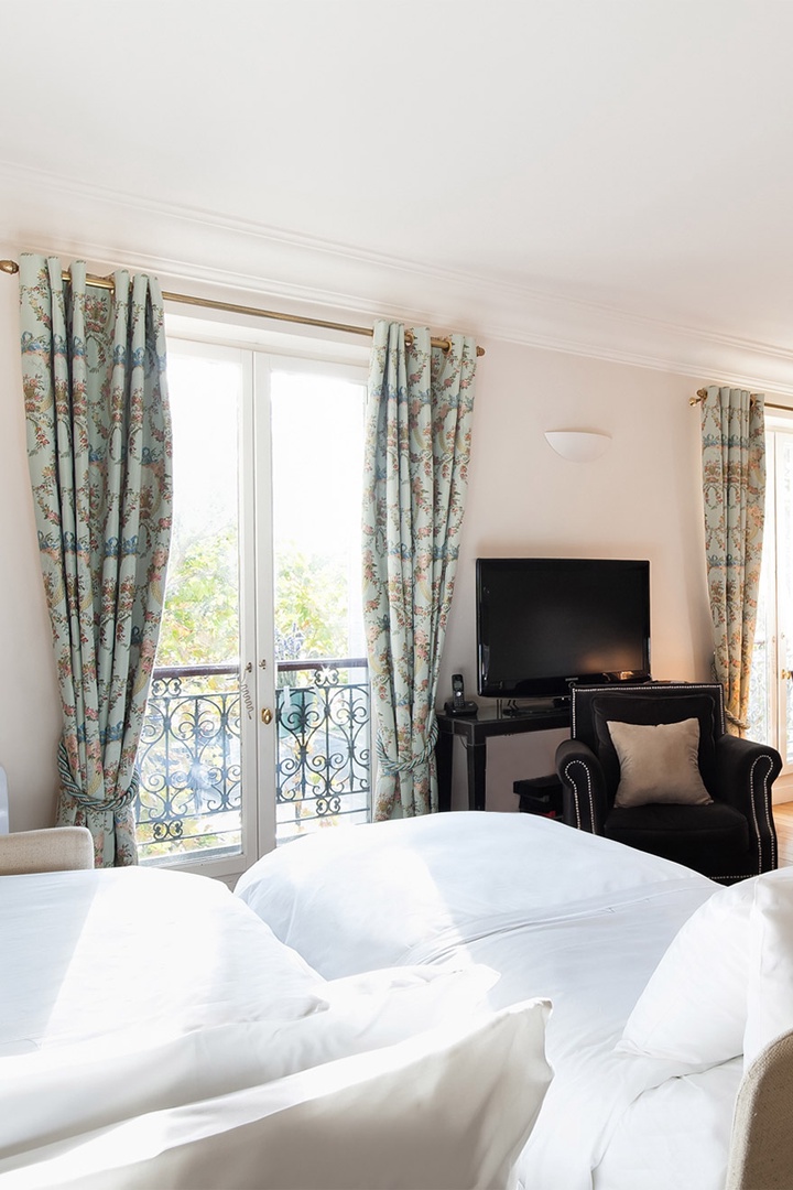 Wake up to a lovely Parisian view!
