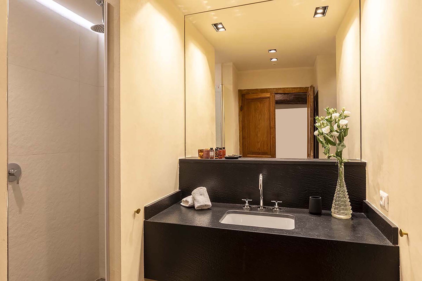 Full en suite bathroom in bedroom 4.