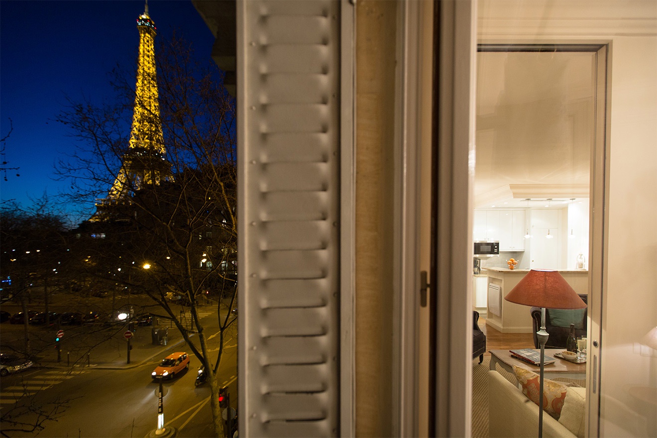 Enjoy the Eiffel Tower light show at night!