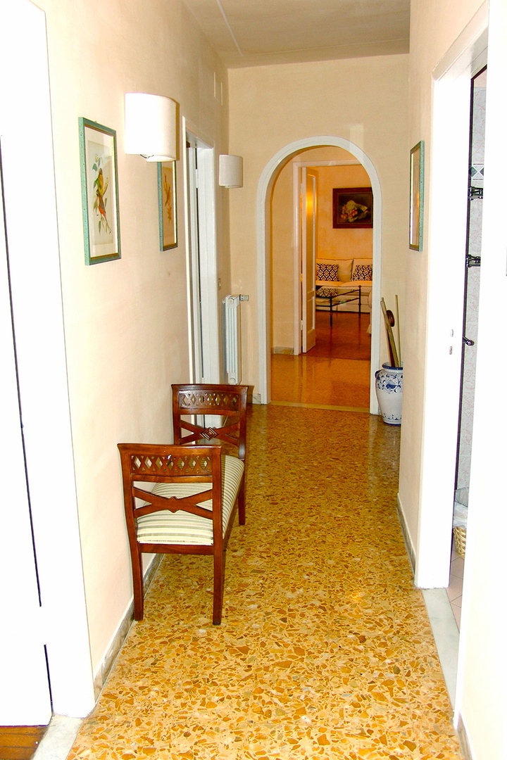 Hallway with bedrooms to the left, facing the Arno river. Bathrooms and kitchen are to the right.