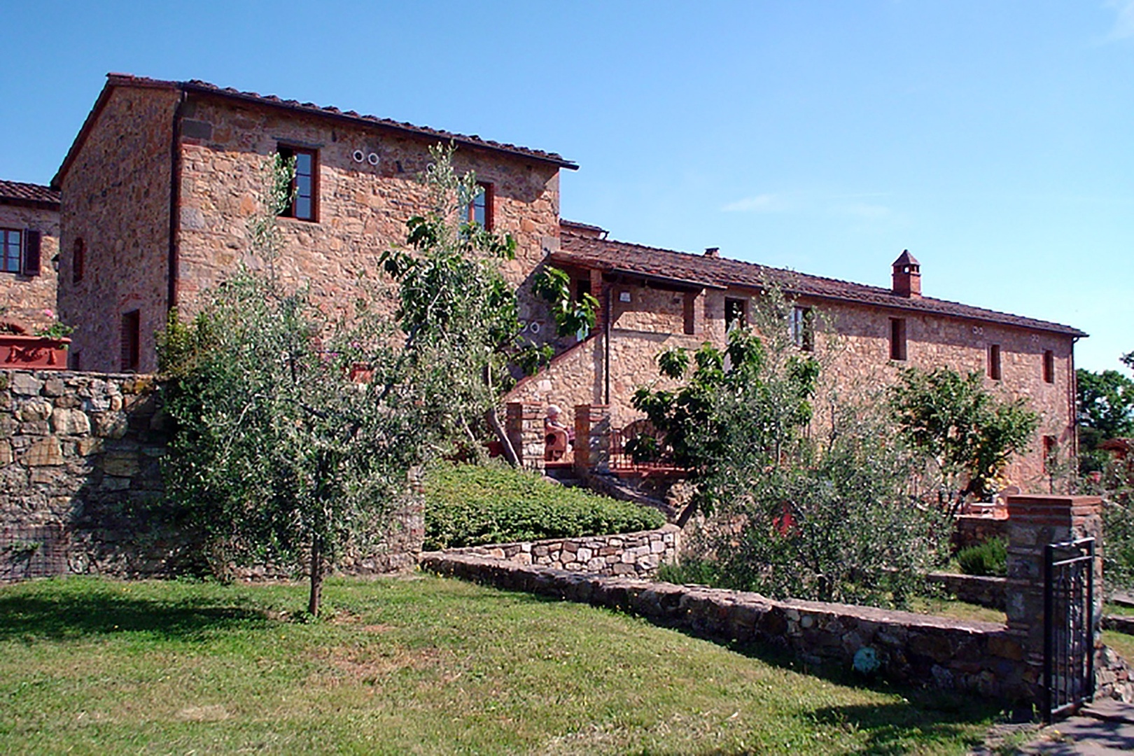 Bucine Cotogno has two terraces and a private garden area.