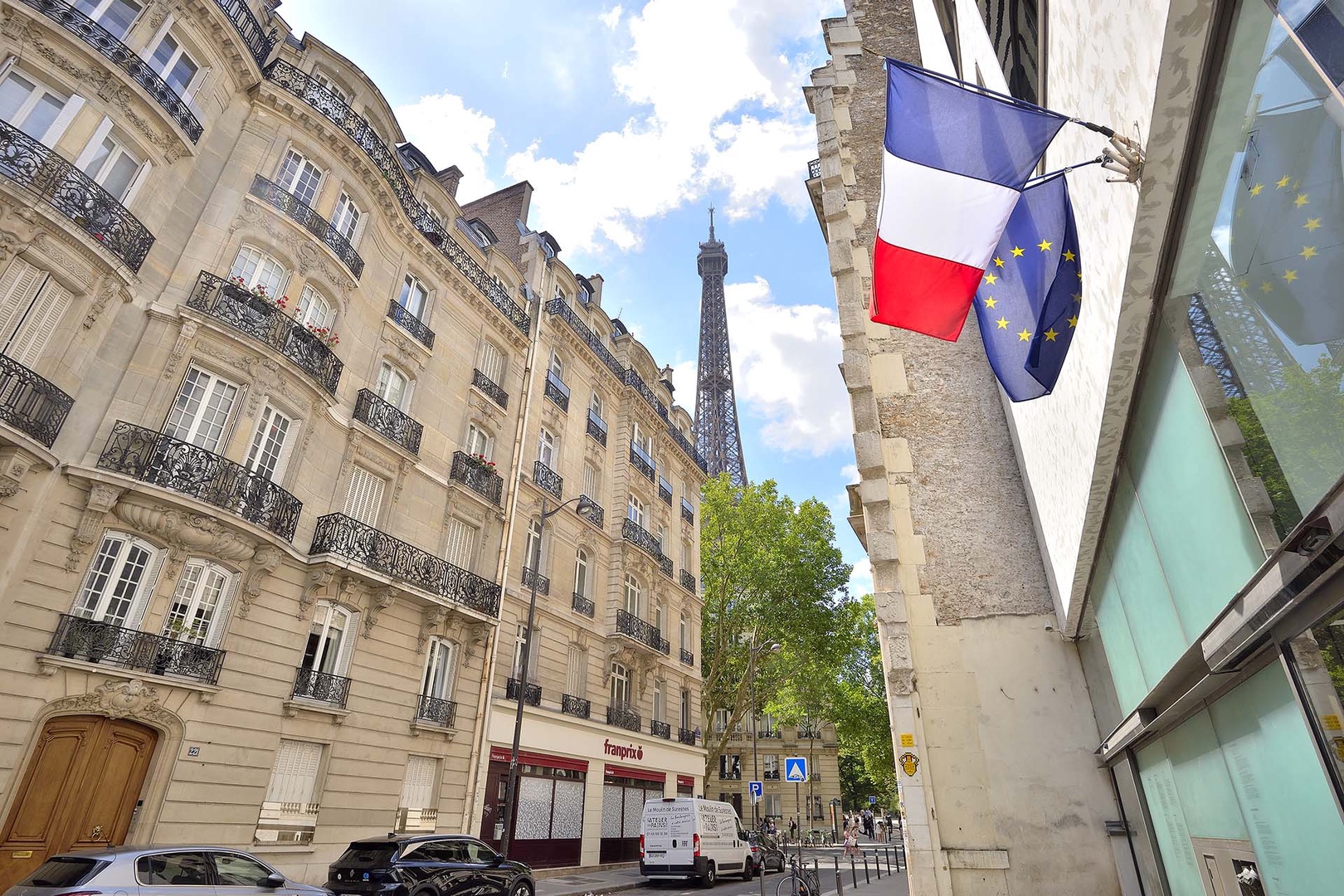 A dream location in the 7th arrondissement for a longer stay.
