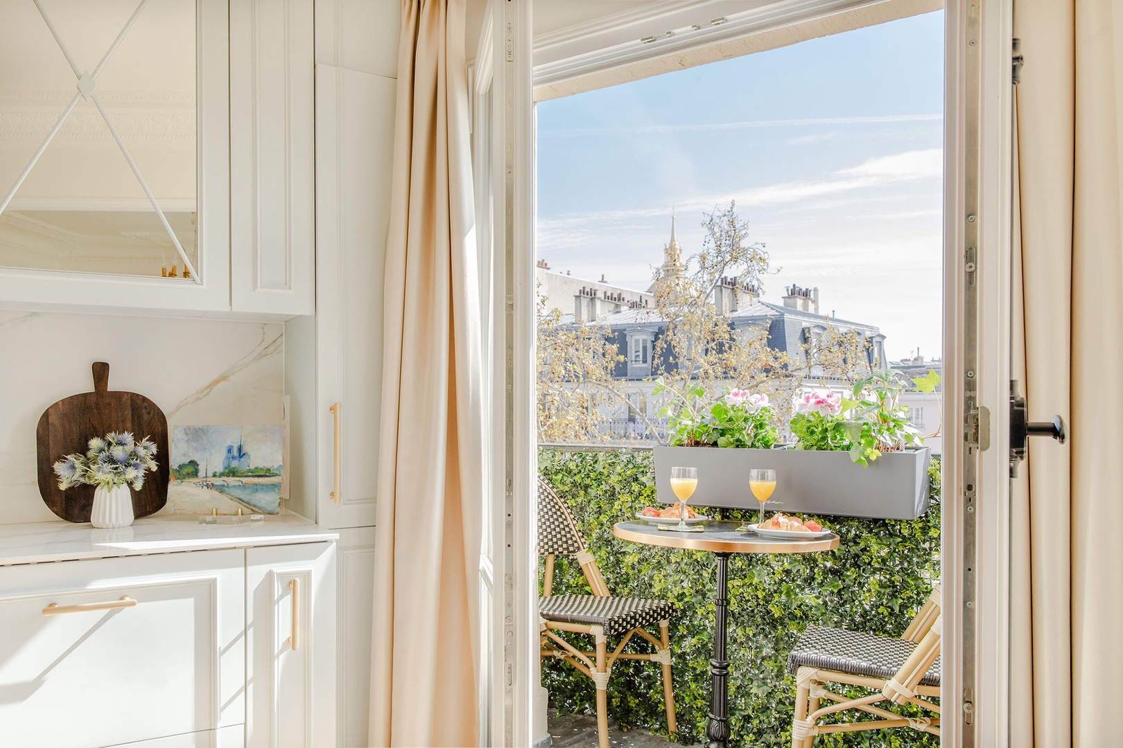 Start the day with breakfast on the balcony.