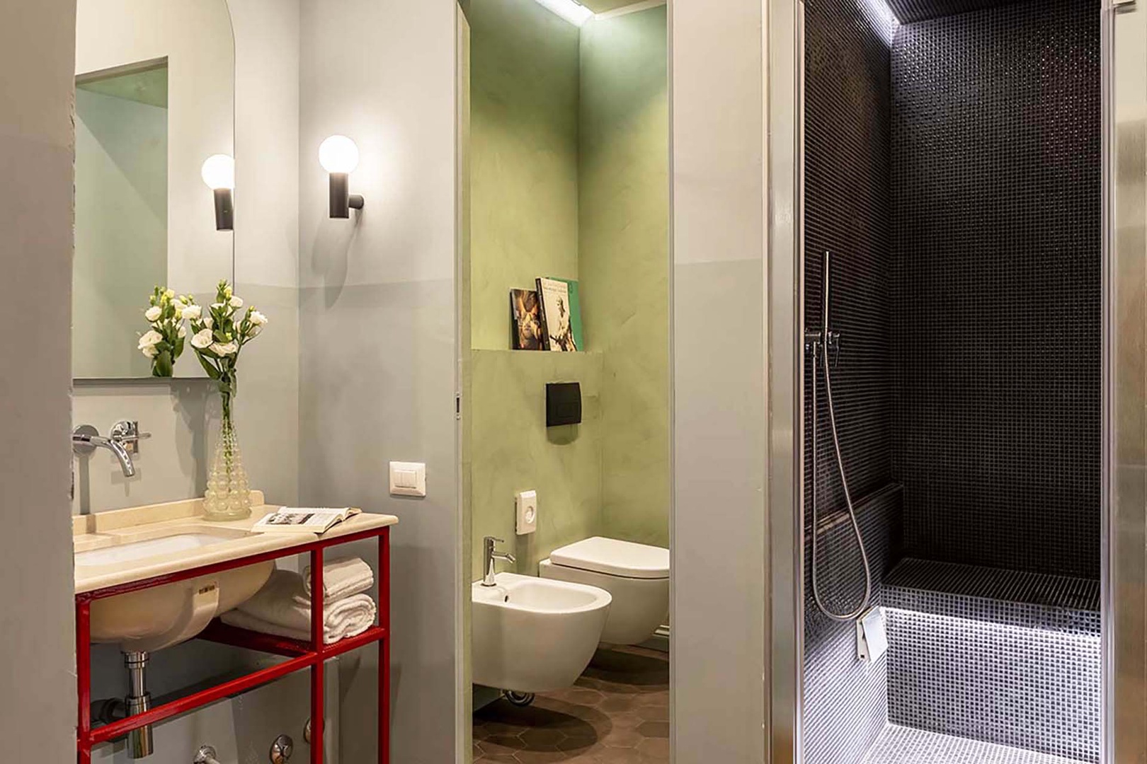 Full en suite bathroom in bedroom 1.