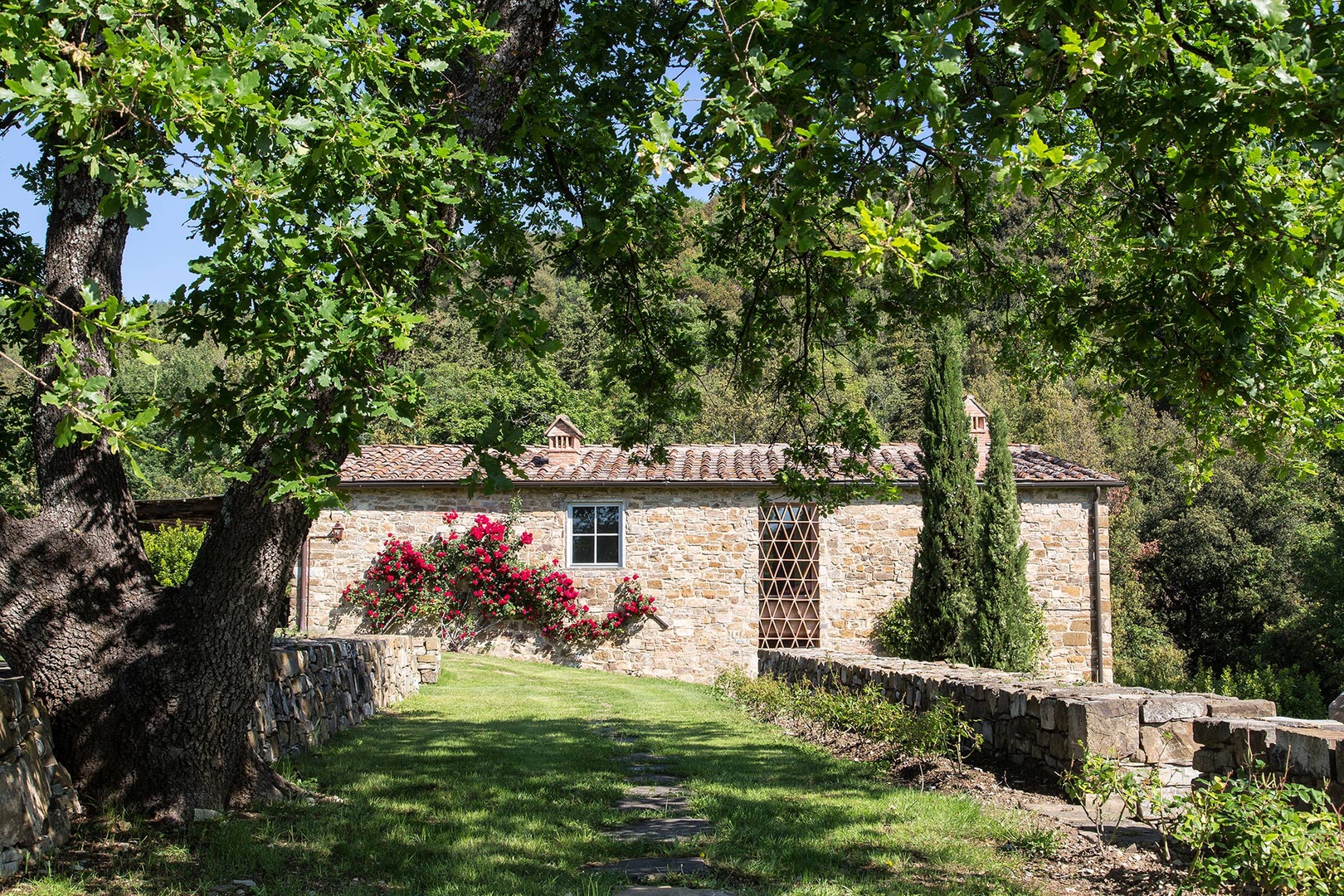 The nearby beautifully converted barn offers 2 bedrooms and 2 bathrooms.