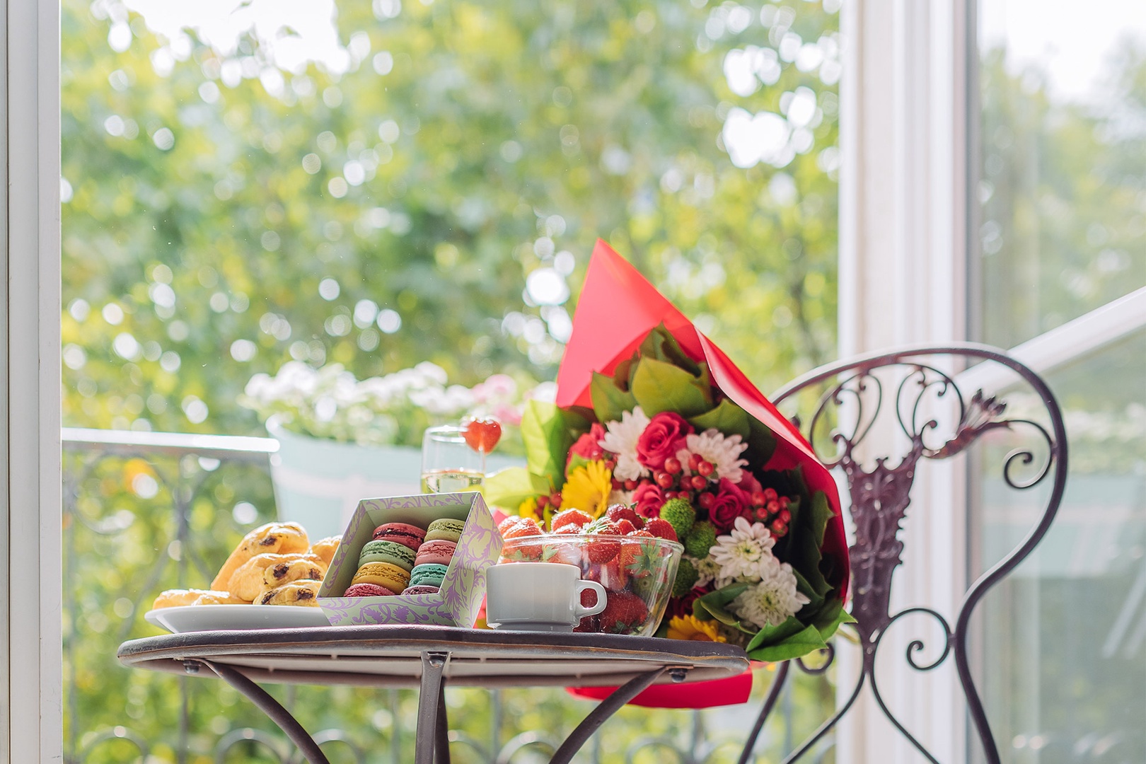 Set a romantic table on the balcony for breakfast.