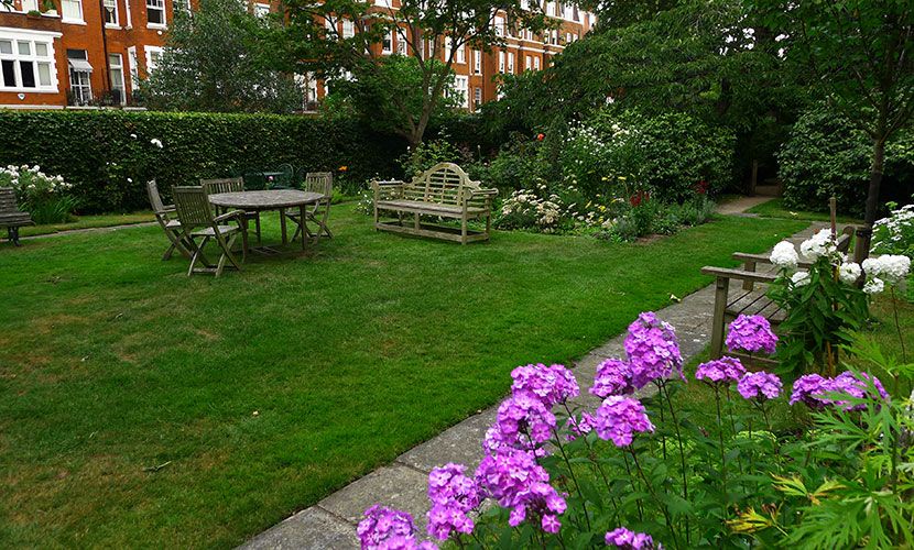 Beautiful communal gardens of our Austen apartment rental