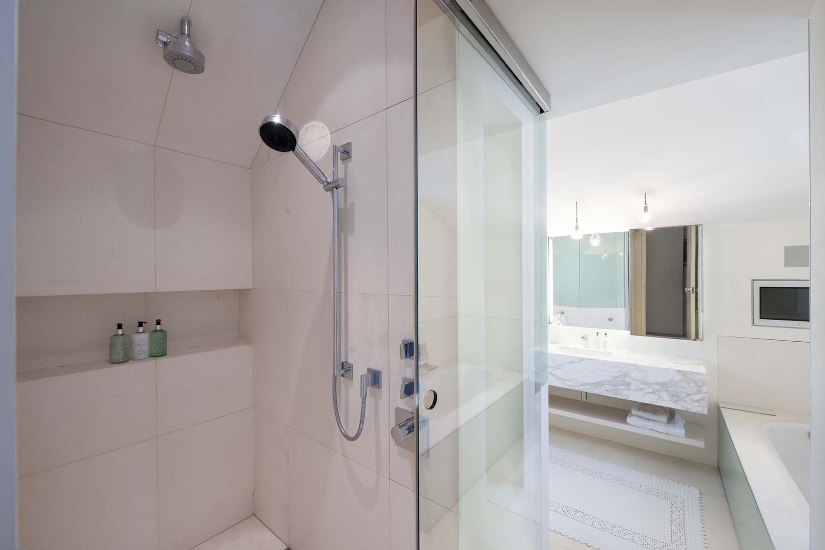 Each bedroom has an en suite bathroom.