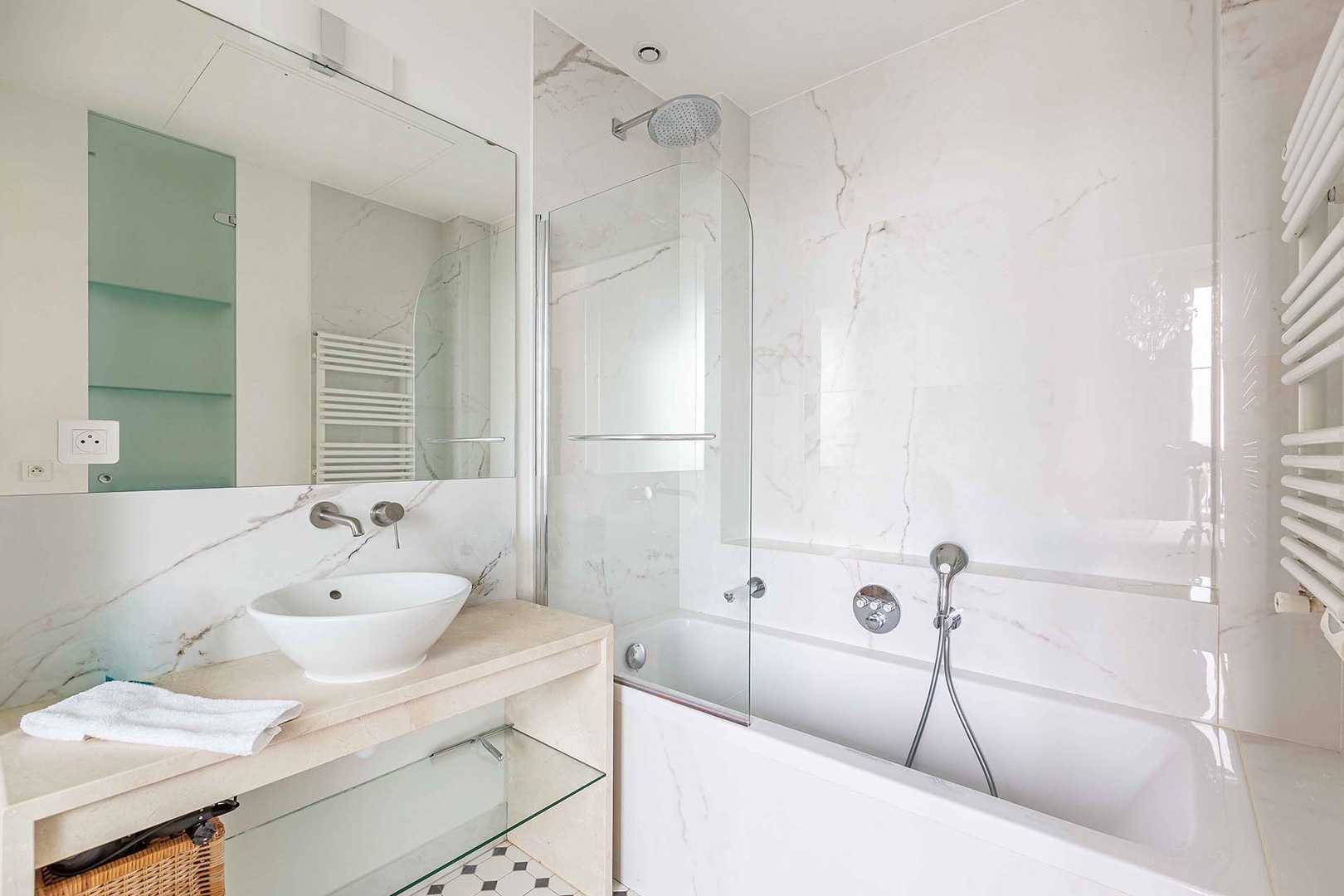 Bathroom 1 en suite combination bathtub/shower