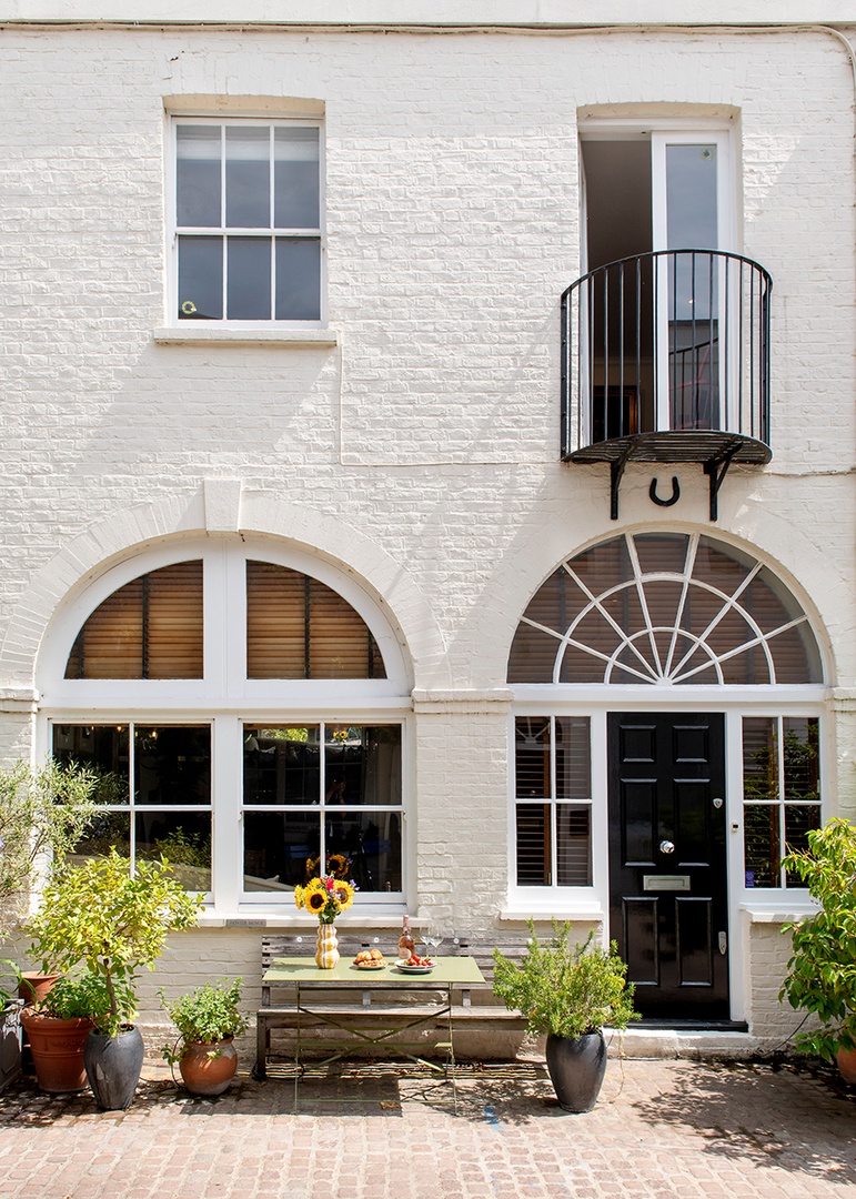 Such London charm with the small balcony from bedroom 1.