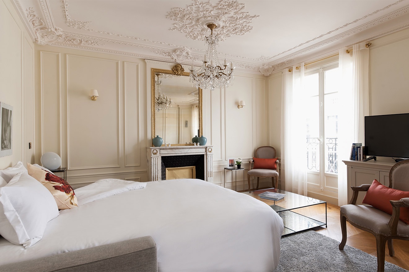 Wake up to a stunningly Parisian view!