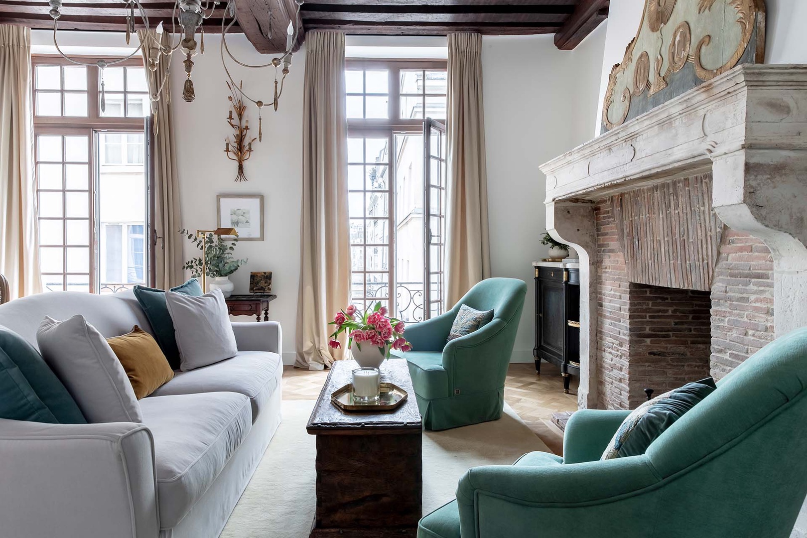 Welcome to a stunning historic stay on Île Saint-Louis!