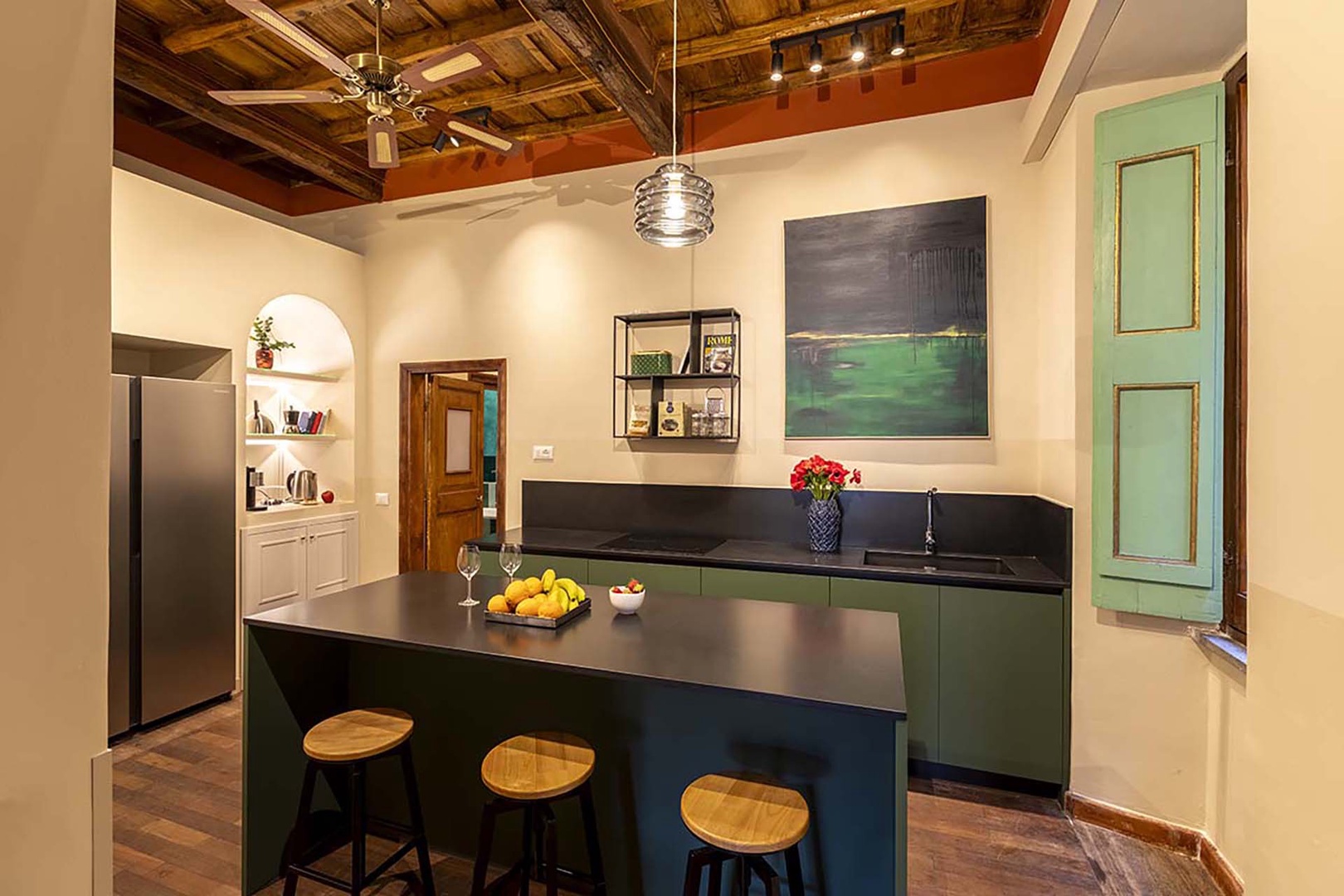 Fully equipped kitchen with island seating.