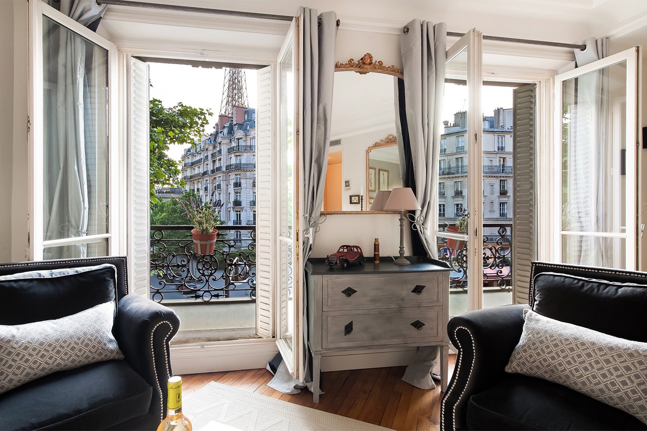 An air-conditioned apartment with views - better than a hotel!