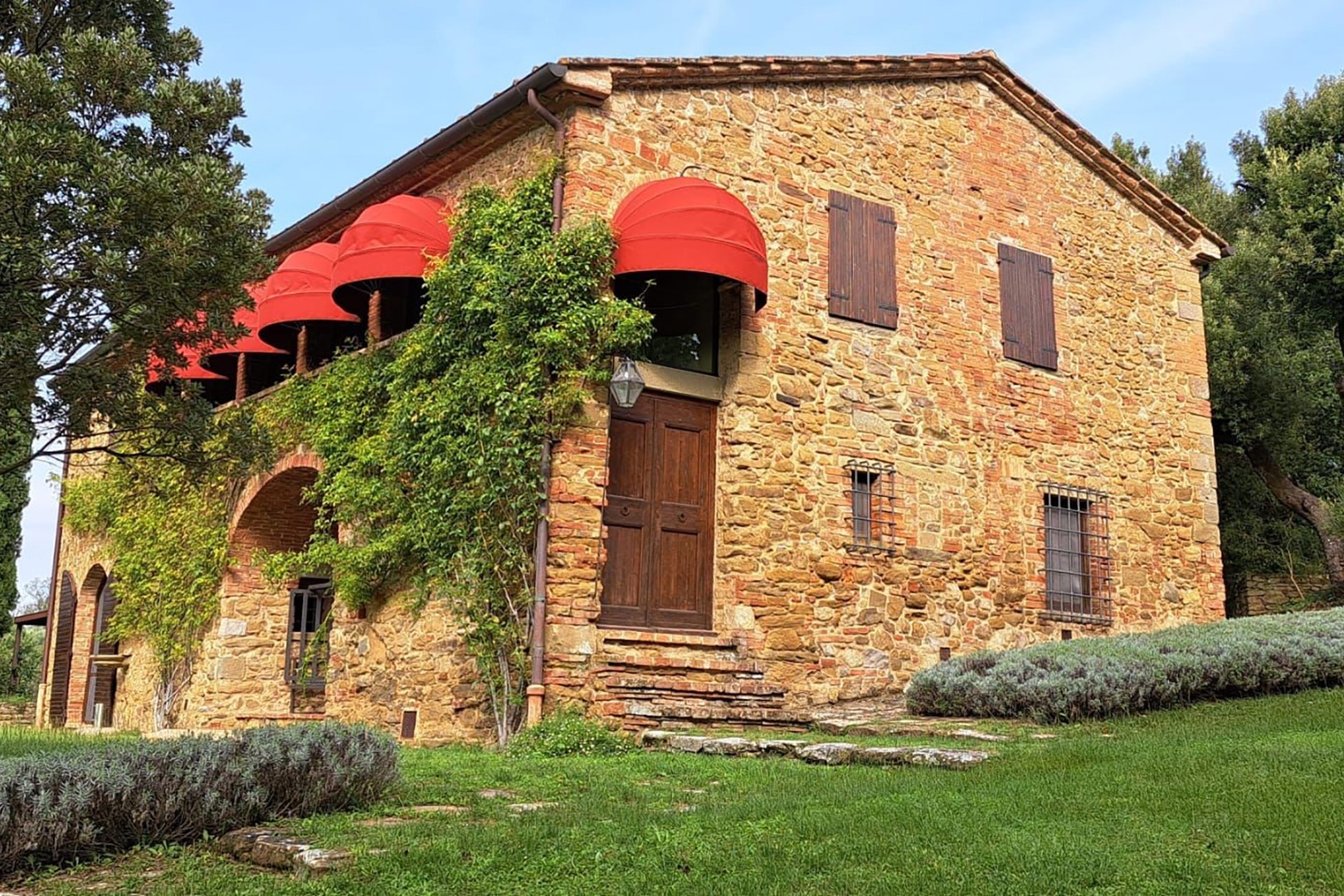 This lovely old stone house reserves all the character of its 17th century origins.