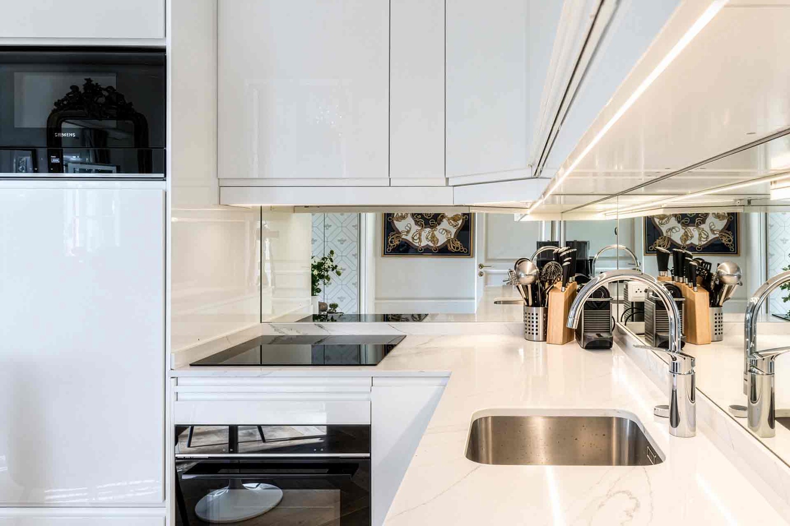 The kitchen has everything you need to enjoy relaxed dining at home.