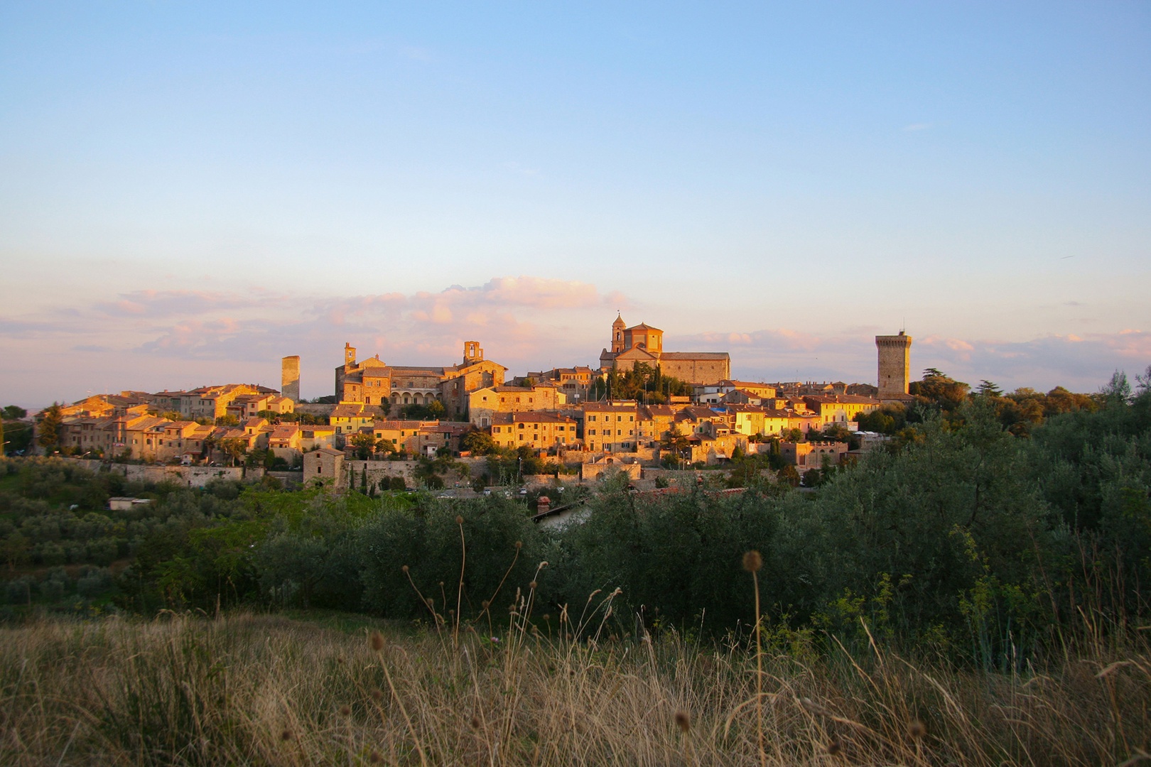The villa is less than a mile from the remarkably preserved medieval hilltop town of Lucignano.