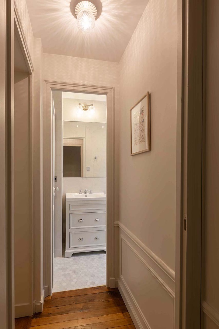 Entrance to the en suite bathroom in bedroom 1.