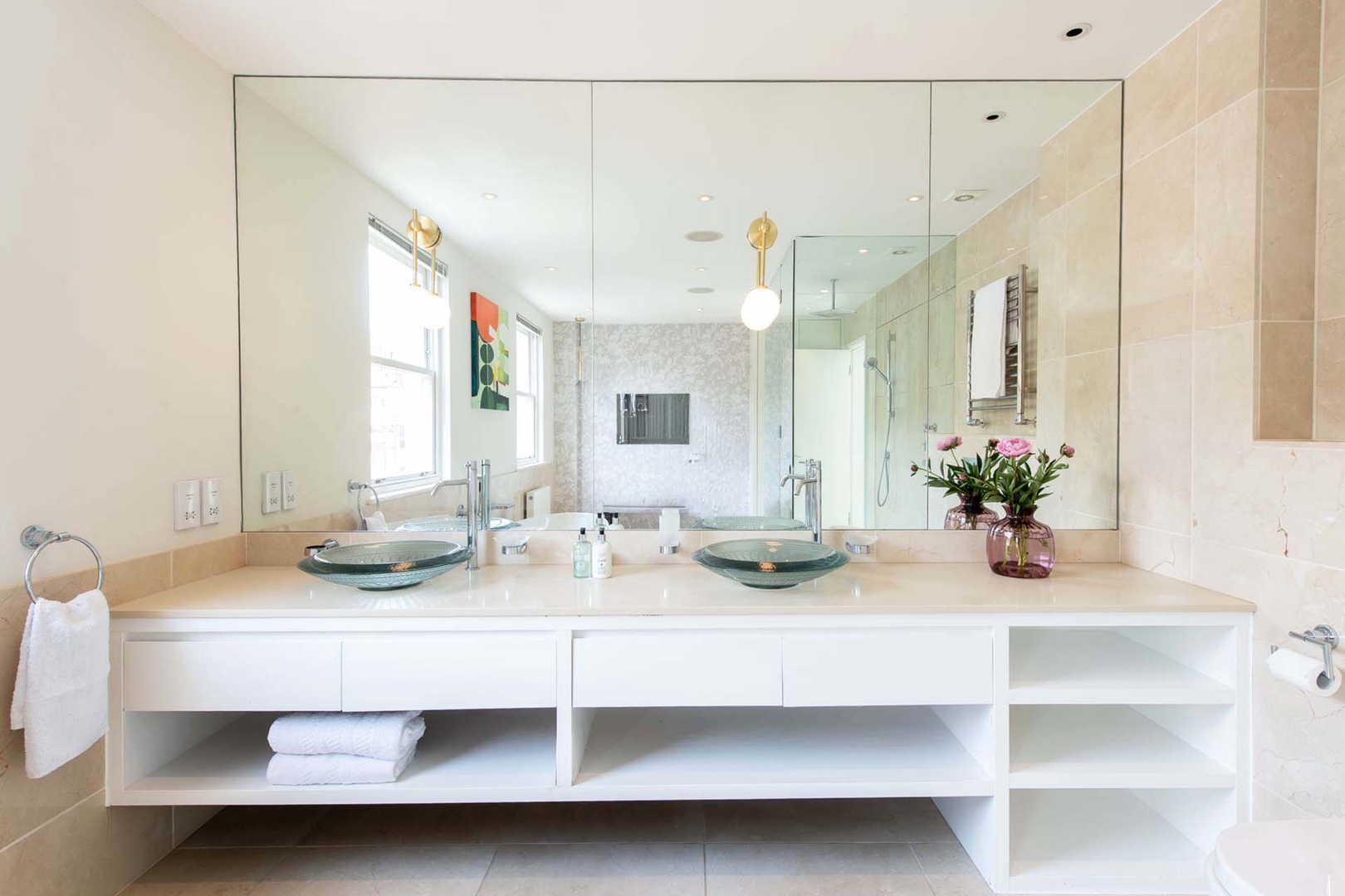 We've never seen such a large and bright bathroom in London!