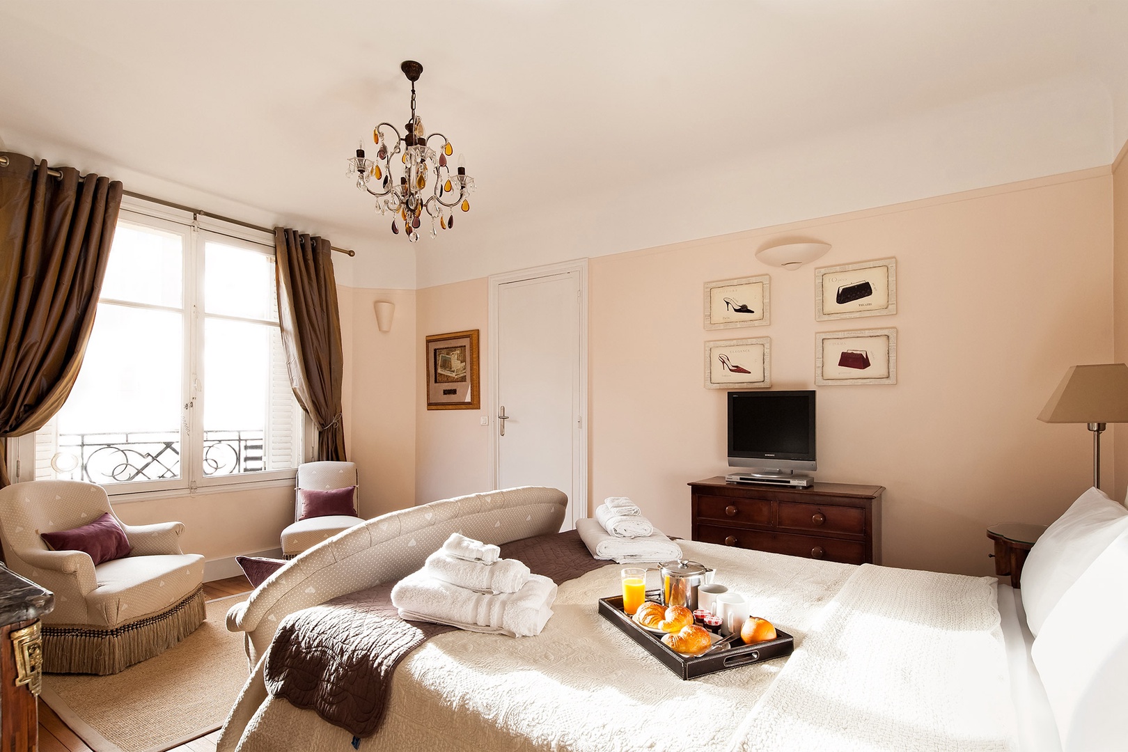 Relax in the spacious bedroom with a comfortable bed and en suite bathroom.