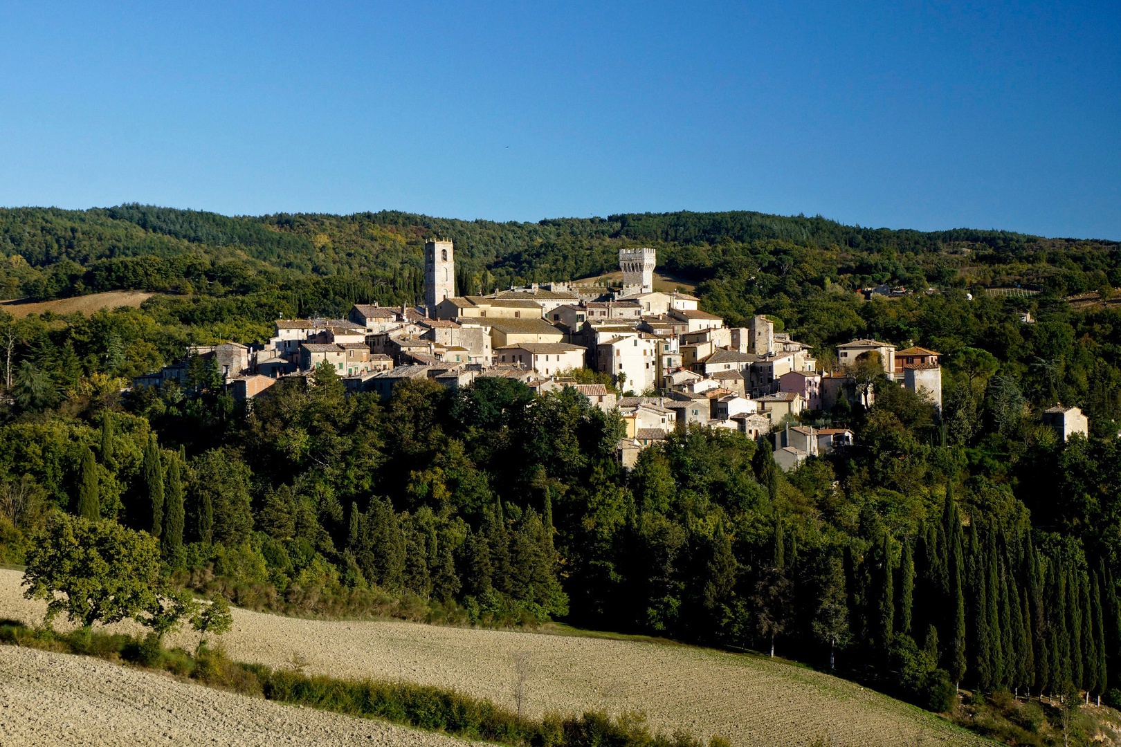 A classic fortified hill town, San Casciano dei Bagni also offers restaurants and shopping.