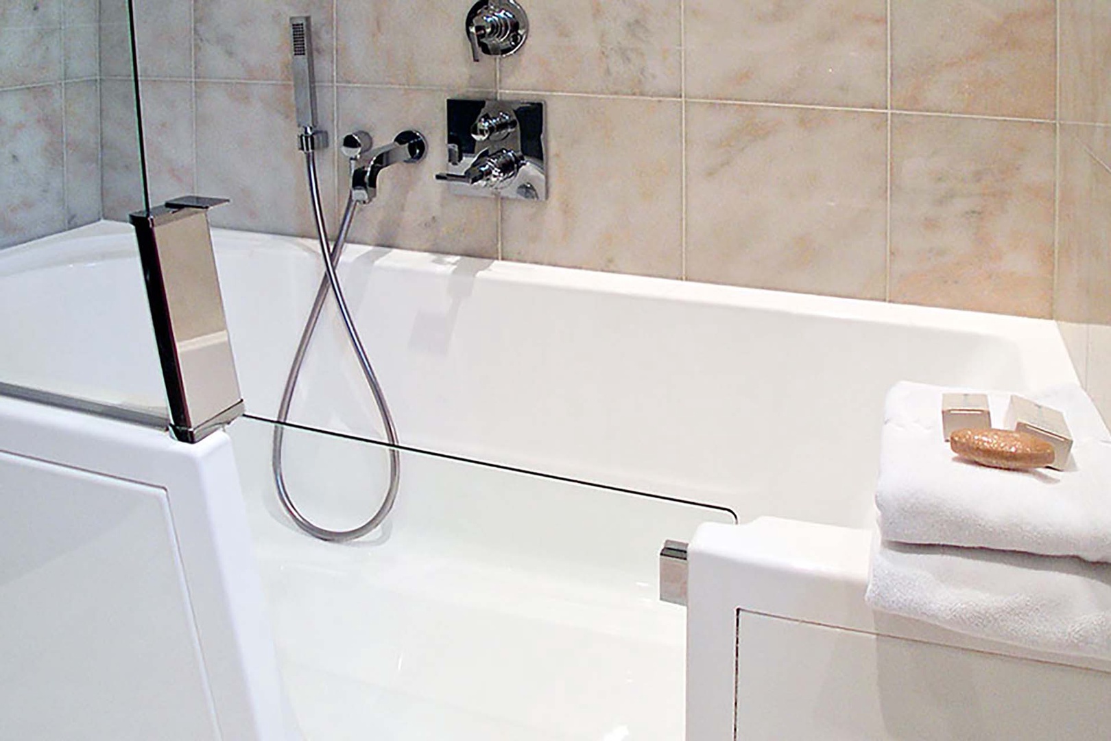 Fixed and flexible shower heads in the bathtub.