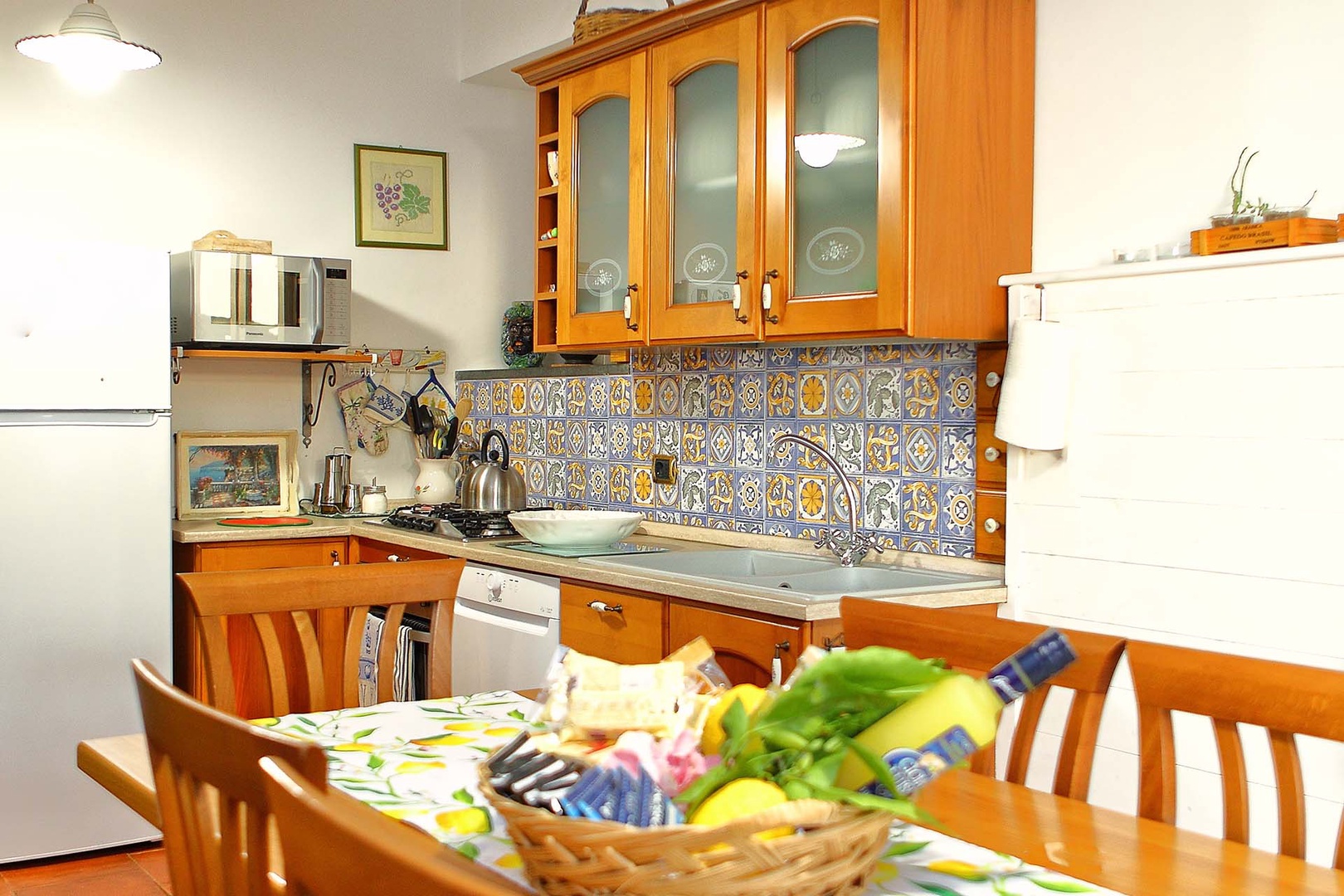 Fully equipped kitchen with dining table.