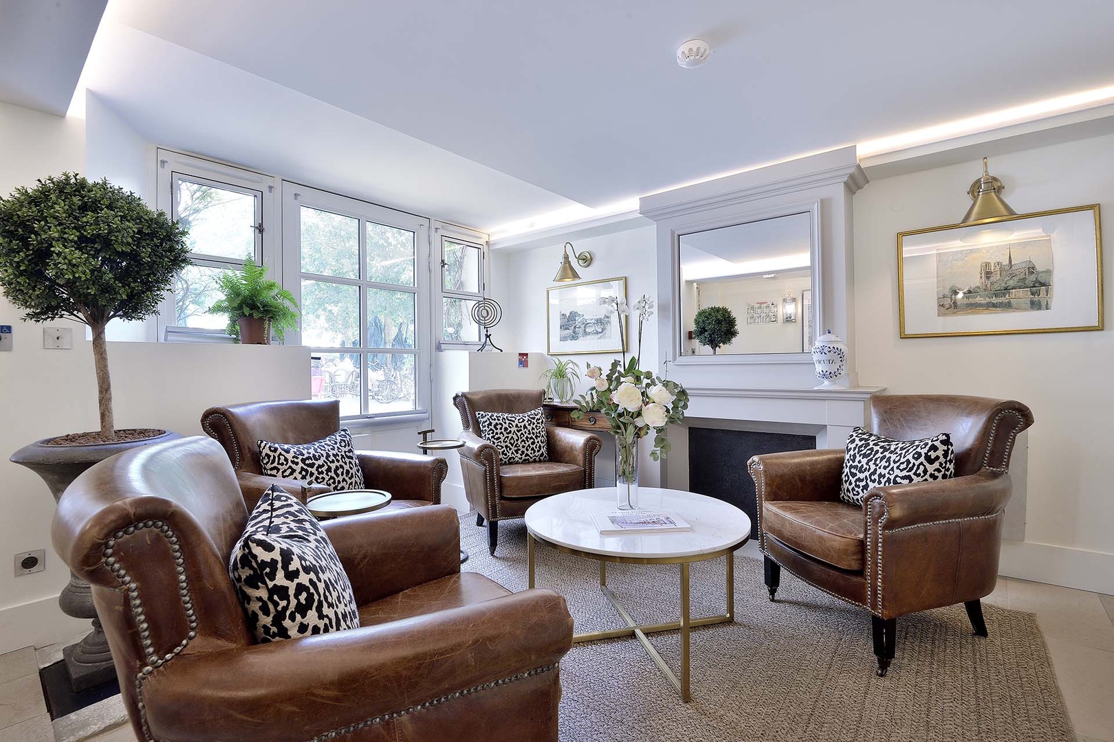 The welcoming lobby of our Place Dauphine apartment building.